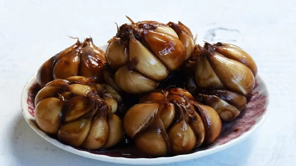 طرز تهیه سیر ترشی هفت ساله در ۴۰ روز با سرکه خرما، سرکه سفید و رب انار 