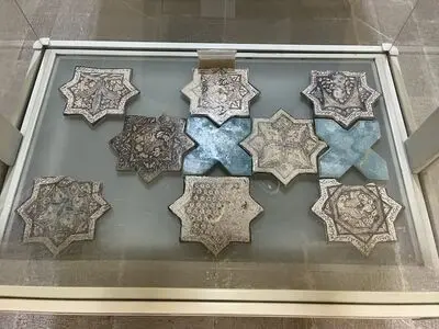 به نمایش گذاشتن 9 قطعه سفال سلطان‌آباد در موزه چهارفصل اراک / سفال سلطان‌آباد مربوط به دوره ایلخانی و دارای نقوشی از پرندگان و حیوانات است