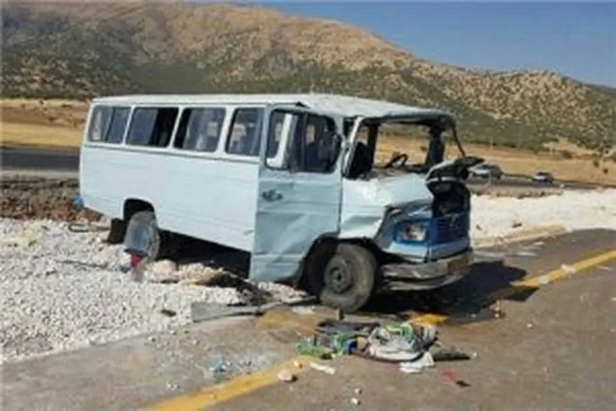 ۸ مجروح بر اثر تصادف مینی‌بوس با تیر برق