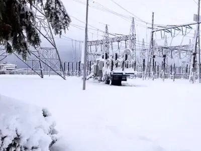 قطعی برق و آب ۴۰ روستا در منطقه سنگر استان گیلان با بارش برف/ تیرهای چوبی برق ۵۰ ساله توان نگهداری کابل‌ها را ندارند
