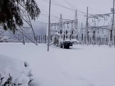 قطعی برق و آب ۴۰ روستا در منطقه سنگر استان گیلان با بارش برف/ تیرهای چوبی برق ۵۰ ساله توان نگهداری کابل‌ها را ندارند