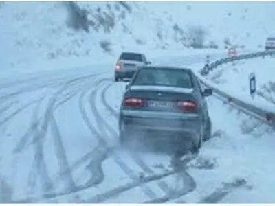 جاده‌های مازندران باز اما برفی و لغزنده است