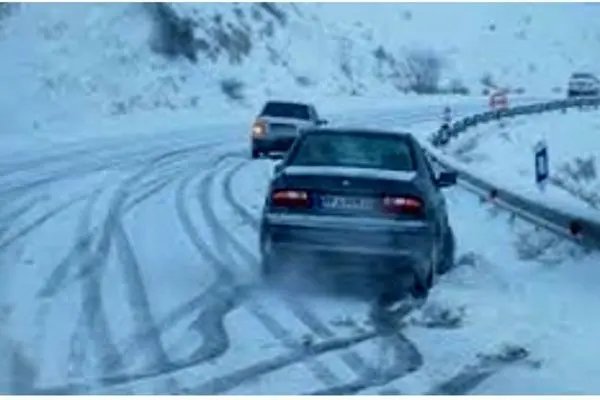 جاده‌های مازندران باز اما برفی و لغزنده است