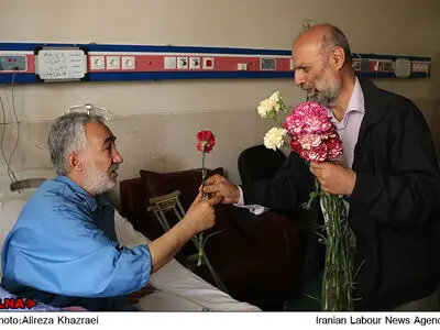 عیادت دبیرکل خانه کارگر از بیماران