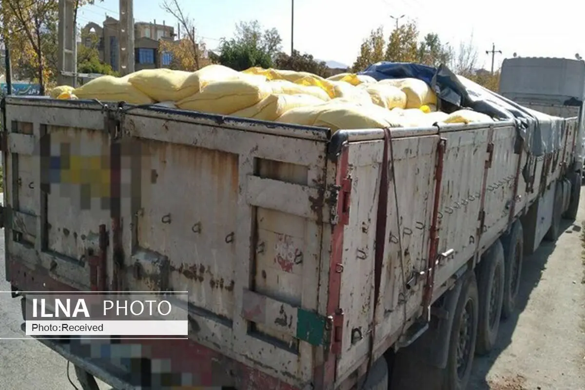 بیش از یک تن آرد قاچاق در بوئین زهرا کشف شد