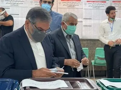 شمخانی با حضور در مسجد ولی عصر(عج) رای خود را به صندوق انداخت