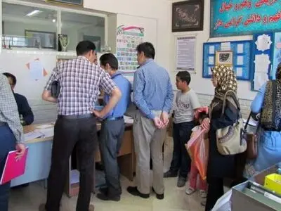 نارضایتی خانواده‌های دانش آموزان از اجباری بودن پرداخت کمک‌های مالی به مدرسه/ سرگردانی والدین در ادارات آموزش و پرورش/ یک مسئول: اجباری نیست ؛ چاره‌ای نداریم