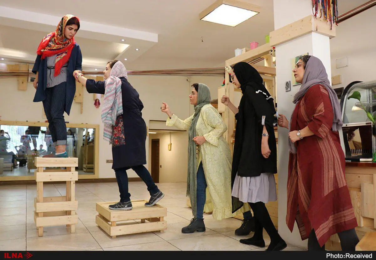 مقابله با «پلیسِ سر» در یک تئاتر شورایی/رنگین‌کمان آرزو با سرکوب‌های درونی می‌جنگد