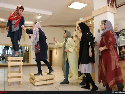 مقابله با «پلیسِ سر» در یک تئاتر شورایی/رنگین‌کمان آرزو با سرکوب‌های درونی می‌جنگد