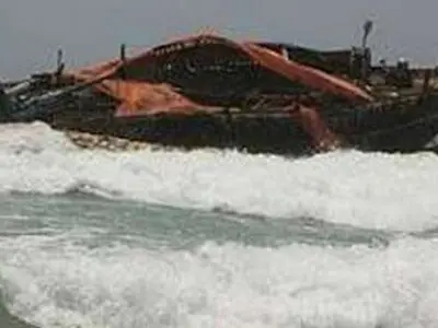 لنج‌باری توفان زده در خلیج‌فارس از غرق شدن نجات یافت