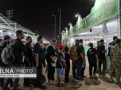 آب خنک، شربت و هندوانه به طور مستمر میان زائران توزیع می‌شود
