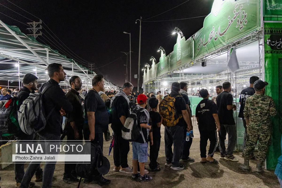 آب خنک، شربت و هندوانه به طور مستمر میان زائران توزیع می‌شود
