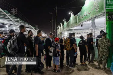 آب خنک، شربت و هندوانه به طور مستمر میان زائران توزیع می‌شود