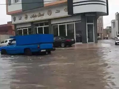 جاری شدن سیلاب و آبگرفتگی خیابان های کرمانشاه 