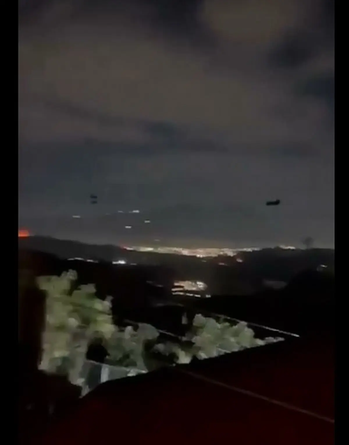 چندین بالگرد احتمالا آمریکایی درحال پرواز بر فراز کاراکاس، پایتخت ونزوئلا هستند + فیلم