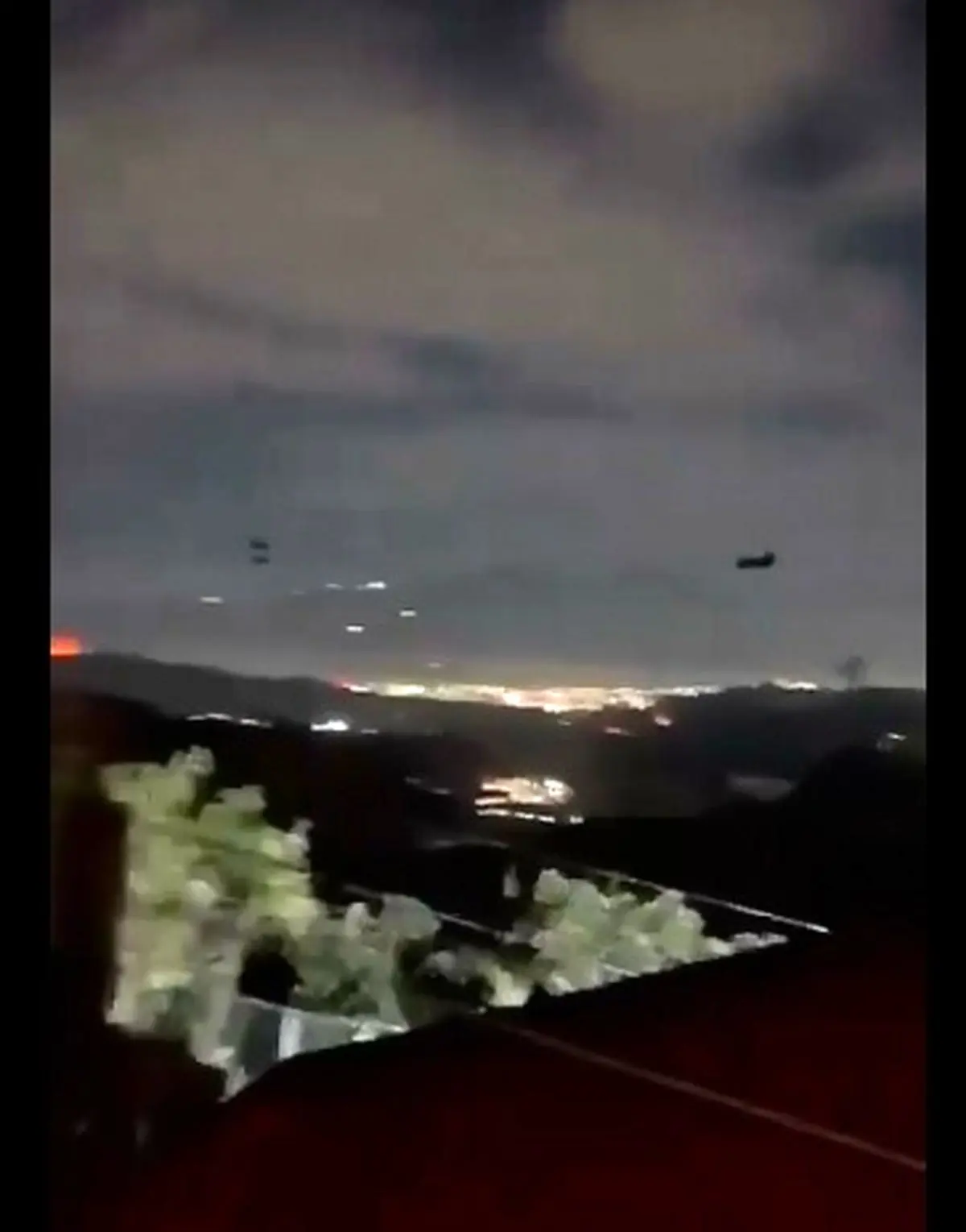 چندین بالگرد احتمالا آمریکایی درحال پرواز بر فراز کاراکاس، پایتخت ونزوئلا هستند + فیلم