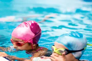 10 نکته مهم درباره کلاس شنای بچه‌ها