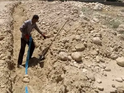 اجرای عملیات همزمان اصلاح خط انتقال و شبکه توزیع آب گوین شهرستان خمیر
