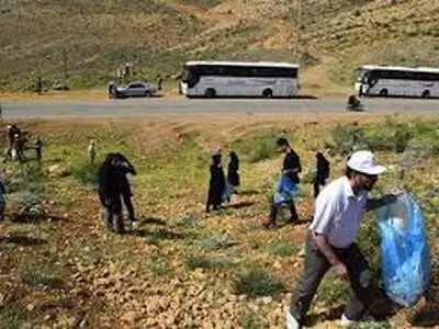 پاکسازی 15 میلیون مترمربع از اراضی حاشیه‌ای جاده‌های بویین/ ثبت رکورد پاکسازی محیط زیست