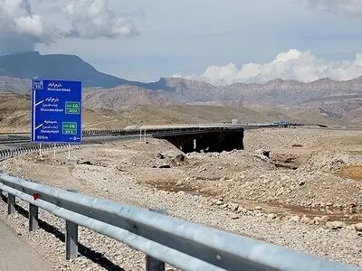 انسدادآزادراه خرم‌آباد- پل‌زال بر اثر ریزش کوه