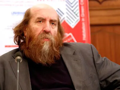 فقط مسئول افتخاری شهر تاریخی زواره هستم و حقوق نمی‌گیرم/خسارتِ کاخ چهلستون سرهنگ‌آباد رقم کمی نیست