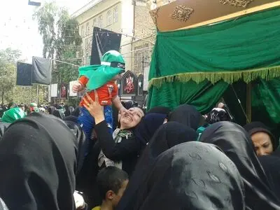 همایش شیرخوارگان حسینی در۶۰ نقطه کاشان با حضور هزاران نفر برگزارشد
