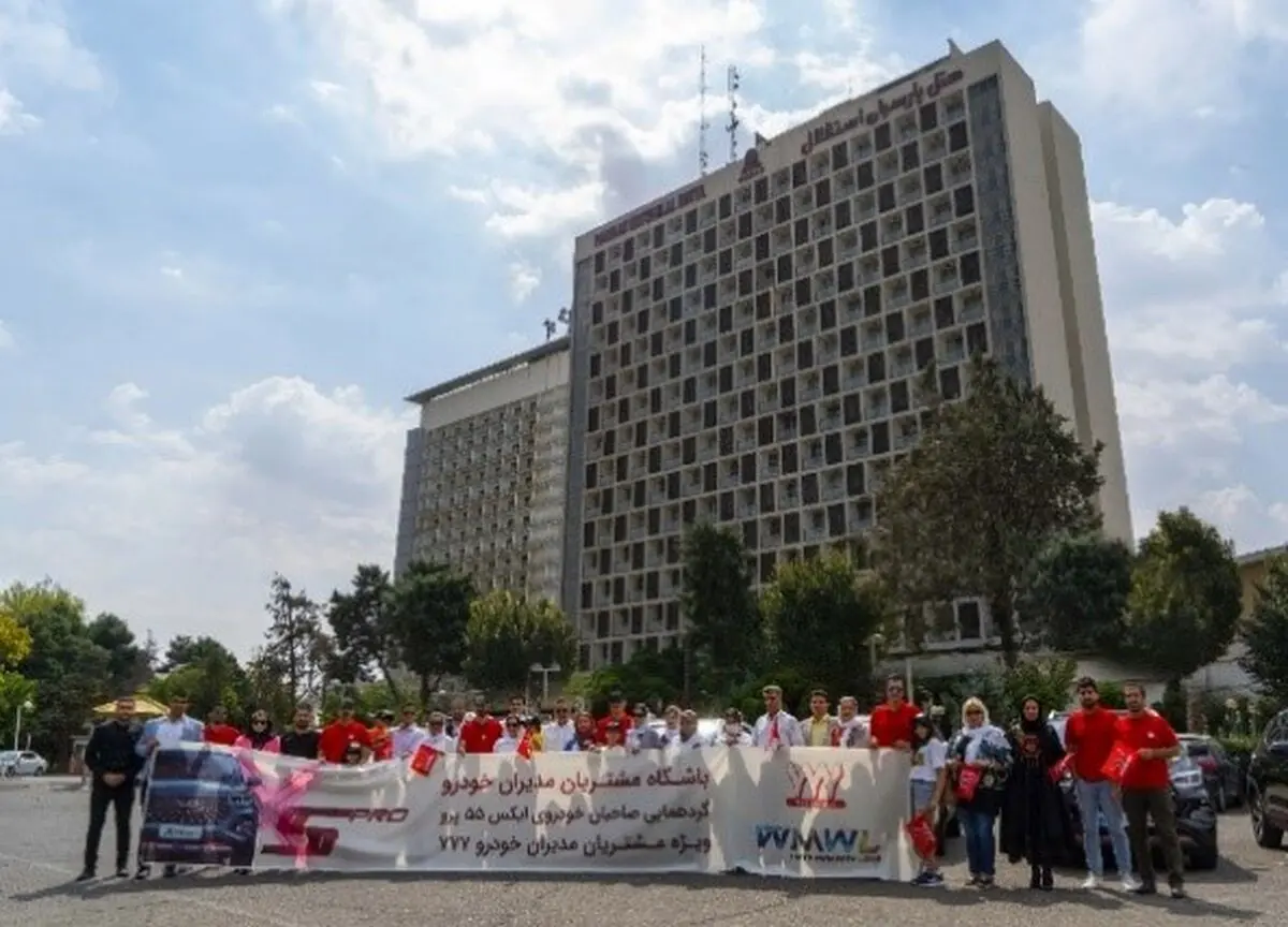 عرض اندام مالکان ایکس 55 پرو در خیابان های تهران