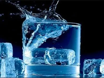 آیا نوشیدن آب یخ باعث سکته قلبی می‌شود؟