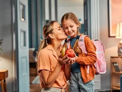 فواید شگفت انگیز بوسیدن کودک توسط والدین