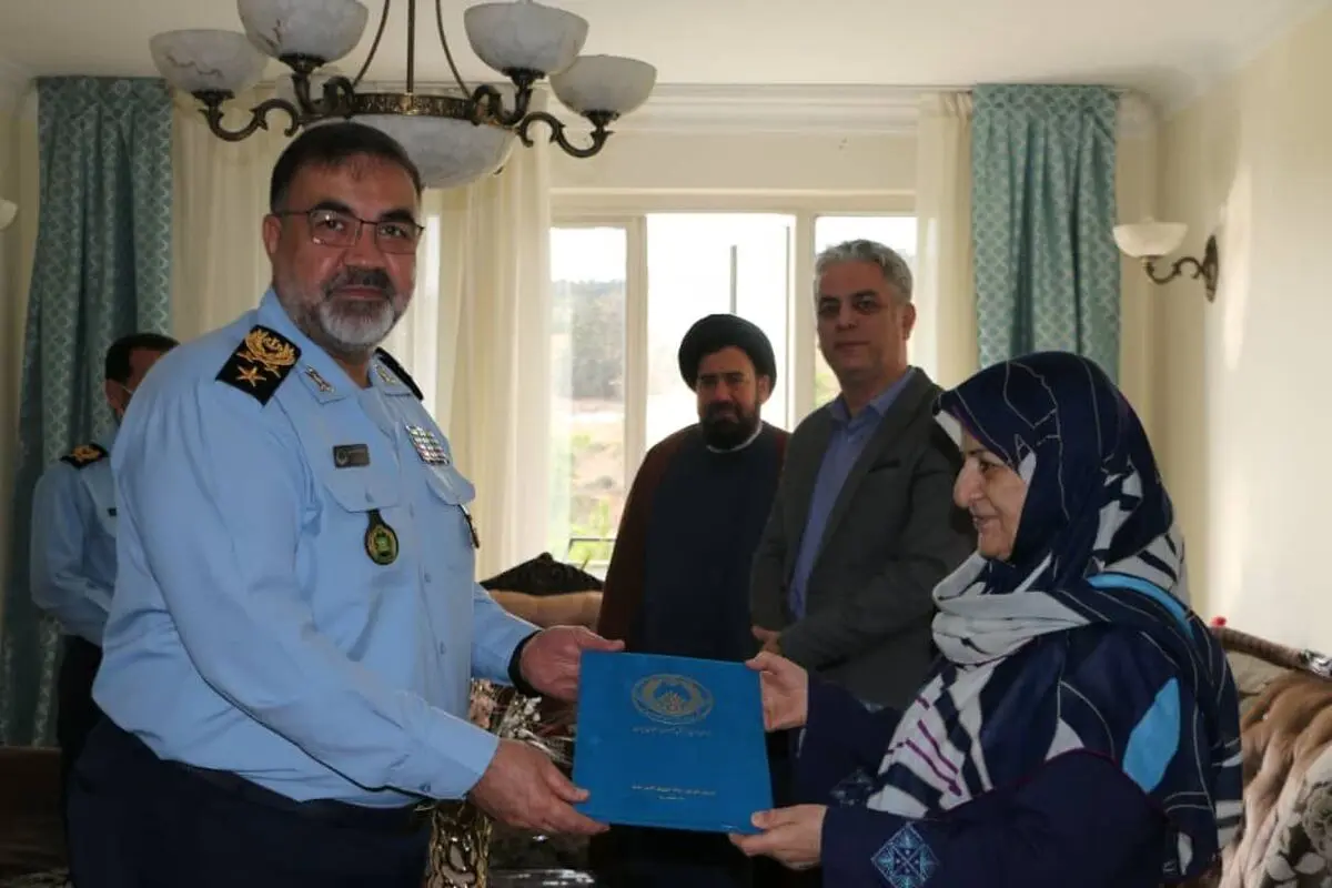 دیدار فرمانده نیروی هوایی ارتش با خانواده شهید ریاحی شریفی و جانباز احمدزاده
