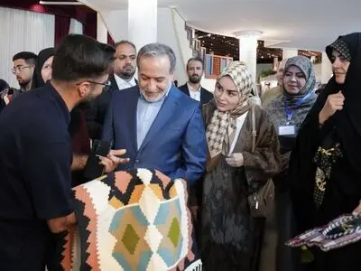 بازدید وزیر امور خارجه از نمایشگاه خیریه انجمن دیپلماتیک بانوان