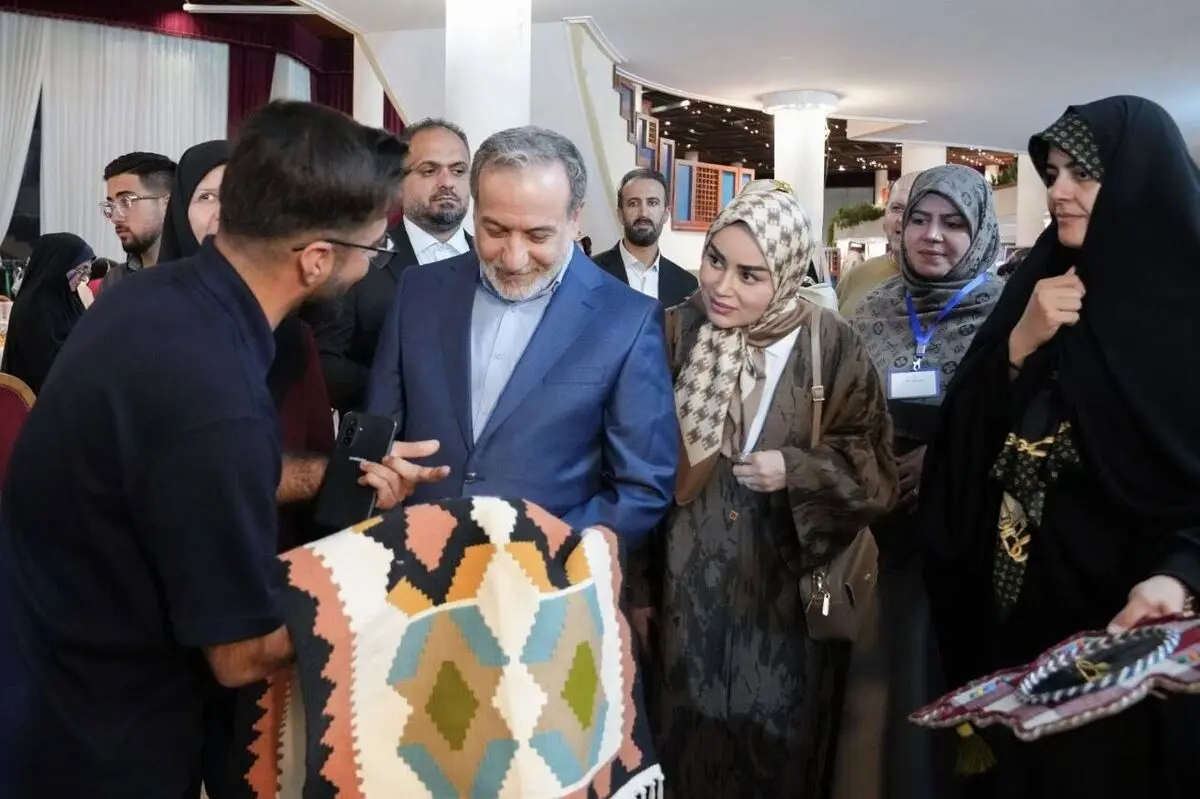 بازدید وزیر امور خارجه از نمایشگاه خیریه انجمن دیپلماتیک بانوان