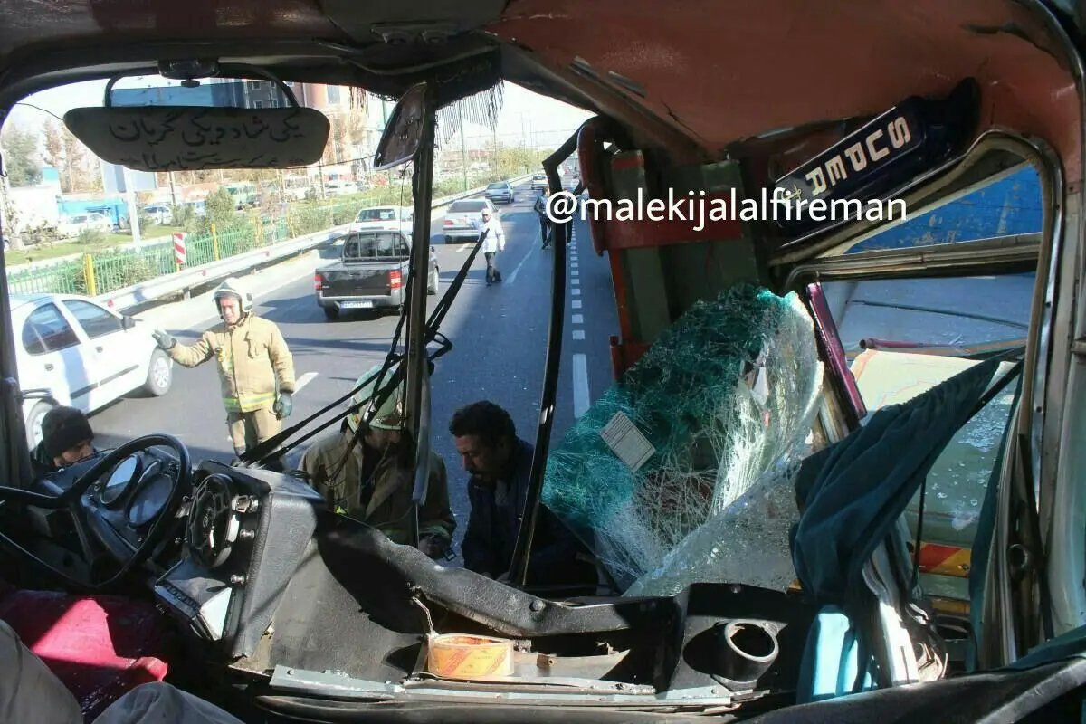 ۳ مصدوم براثر تصادف کامیون و اتوبوس 