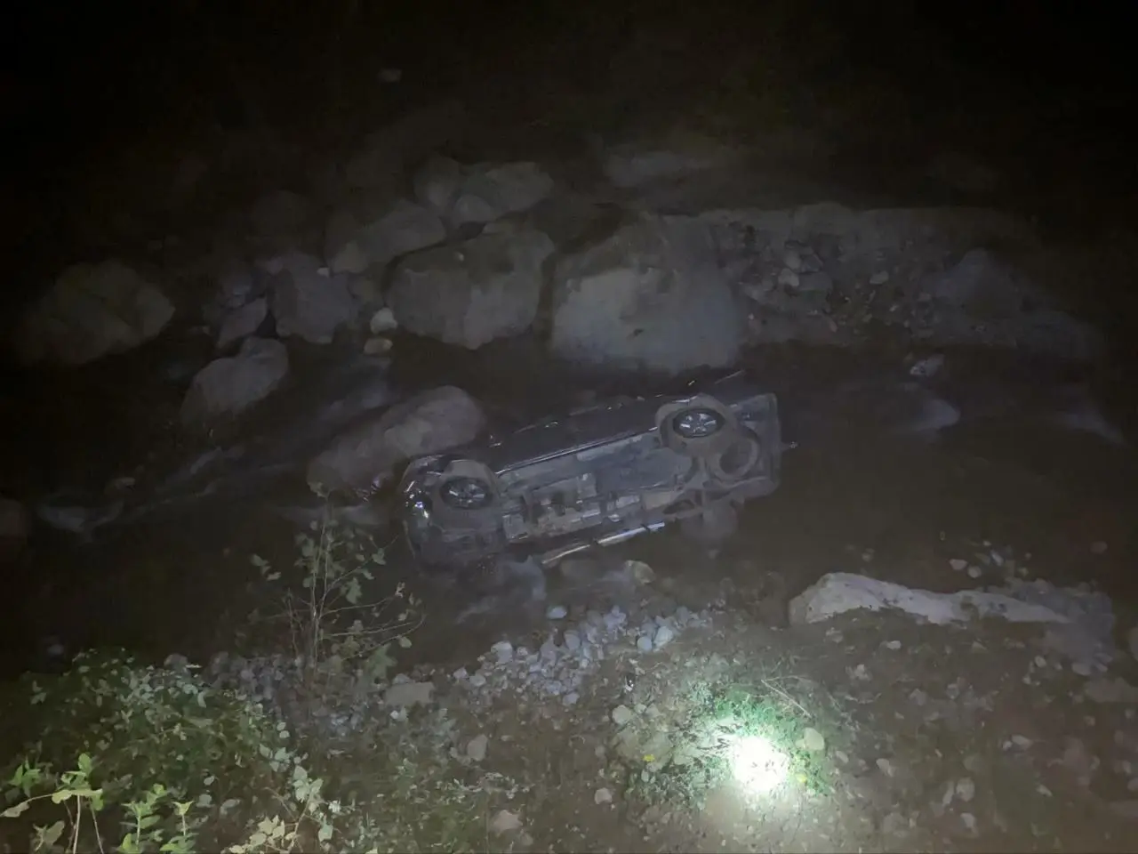 مرگ ۲ دختر جوان در ماسال / سقوط هایلوکس با ۶ سرنشین به داخل رودخانه