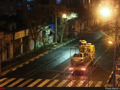 خودروهای محدوده میدان انقلاب با جرثقیل جابجا شدند