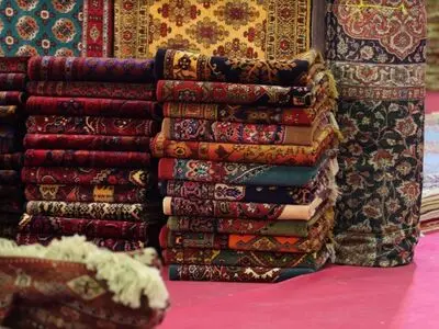 برپایی نمایشگاه فرش دستباف در اصفهان/ بازدید از نمایشگاه فرش دستبافت با رعایت پروتکل های بهداشتی 