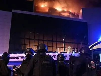 انفجار وإطلاق نار في مرکز تجاري بضواحي موسکو