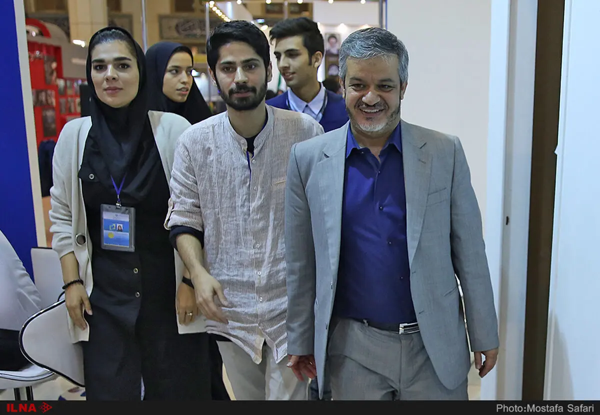 بازدید نماینده تهران از غرفه ایلنا