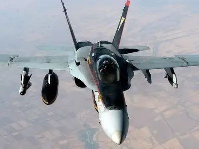 پرواز جنگنده‌های آمریکایی در آسمان نزدیک سواحل ونزوئلا