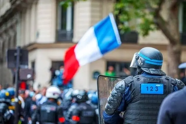  Thousands Rally in Paris Demanding Macron’s Resignation