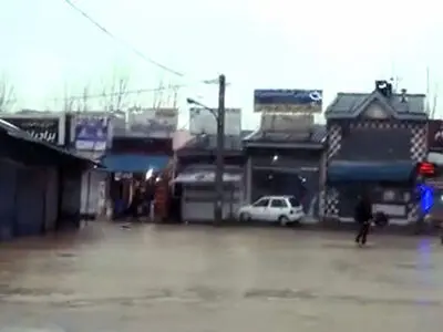 آب منازل پیربازار رشت در حال فروکش کردن است 