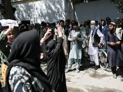تظاهرات گروهی از زنان در افغانستان در اعتراض به سیاست‌های طالبان