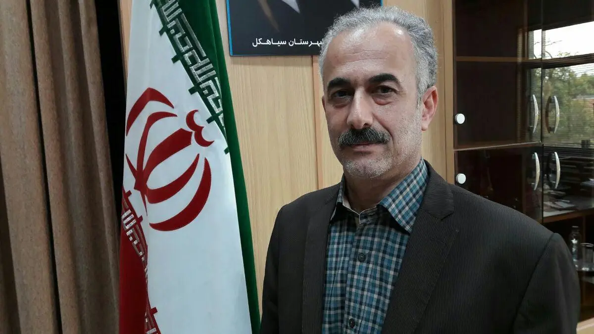 تلاش 17 تیم برای وصل برق سه روستای شهرستان/ بارش 2 متری برف در برخی از محورها