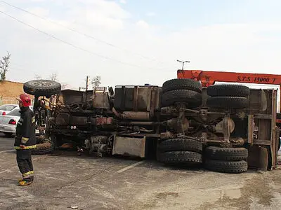 جزییات واژگونی یک دستگاه تریلی در باند شمالی آزادراه- کرج قزوین