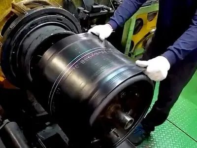 فرآیند تولید انبوه لاستیک موتور سیکلت در کارخانه ای در کره جنوبی + فیلم