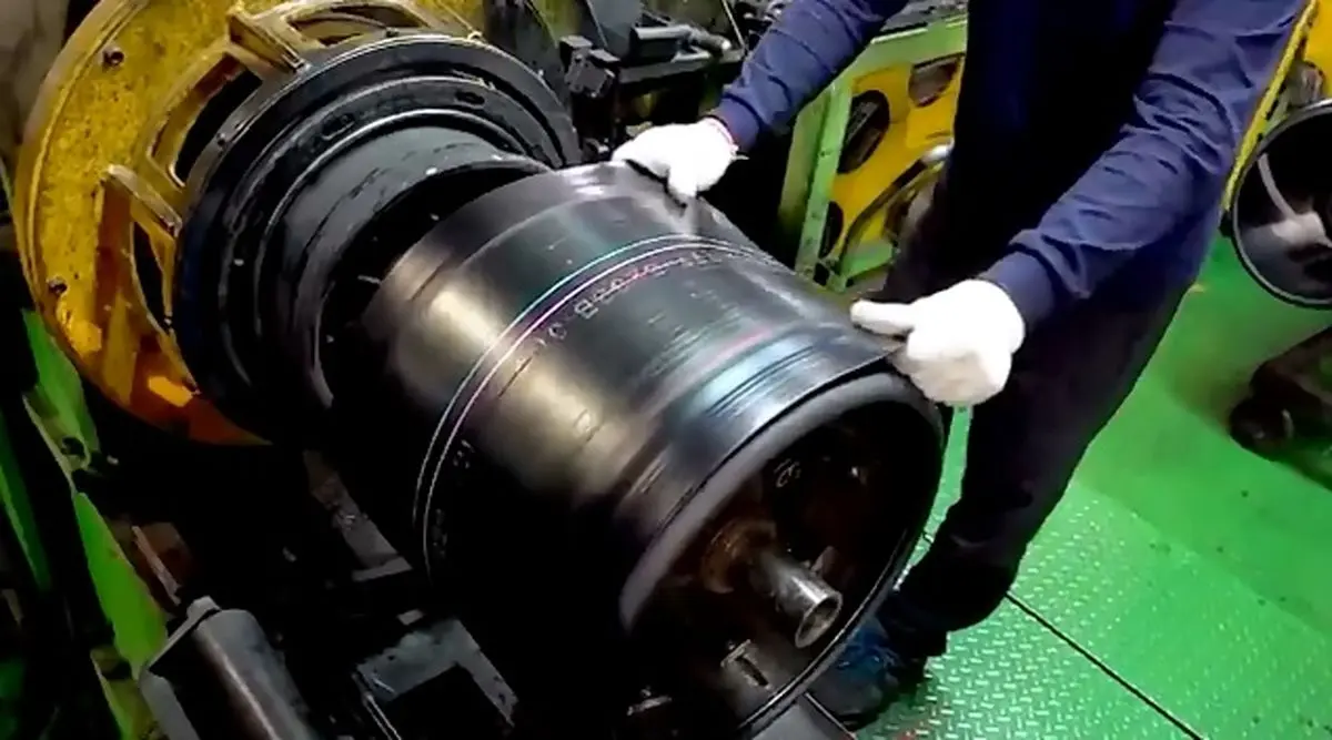 فرآیند تولید انبوه لاستیک موتور سیکلت در کارخانه ای در کره جنوبی + فیلم