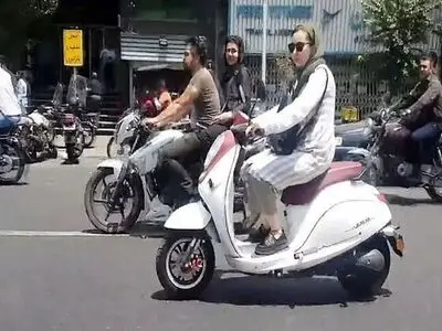 صدور گواهینامه موتور برای بانوان ممنوعیت قانونی ندارد؛ خلاء دارد/ زنان می‌توانند مالک موتورسیکلت باشند