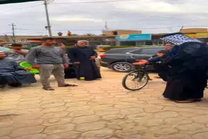کودک عراقی از دوچرخه‌اش برای حمایت جبهه مقاومت و ایران می‌گذرد + فیلم