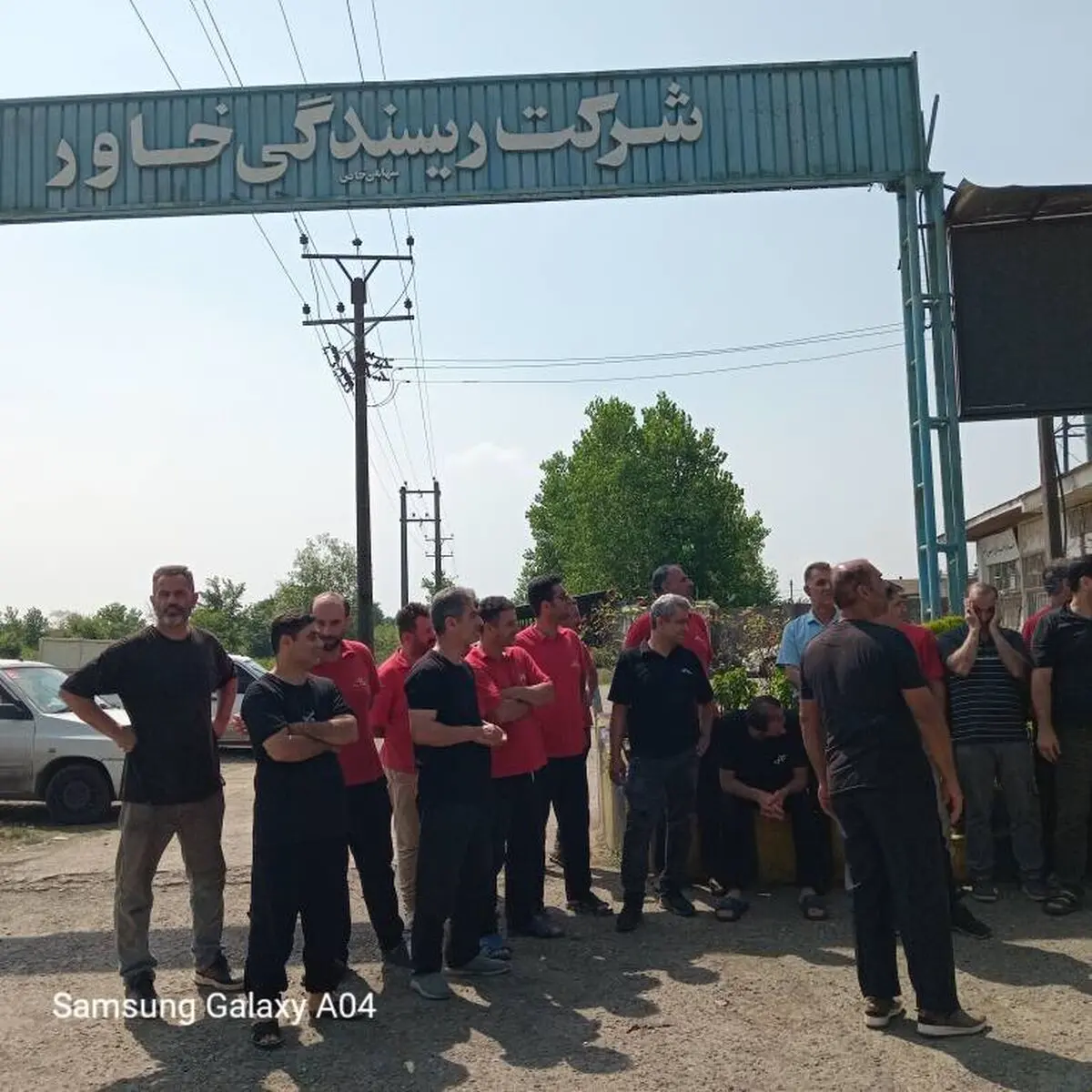 آینده نامعلوم ۵۵ کارگر با ۳ ماه حقوق معوق/ تولید در «ریسندگی خاور» متوقف شد