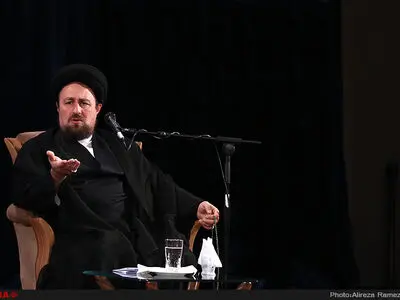 هنر امام ایجاد سمفونی در یک جامعه به‌هم ریخته بود/ افکار بسته‌ای که توان سازگاری با دنیای معاصر را ندارد، هیچ دخالتی در پیدایش انقلاب نداشته‌اند/متحجران دزدانه بر سر خوان انقلاب نشسته‌اند